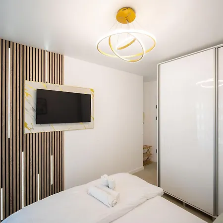 Eva In Odyssey & Pool Apartament Mamaja